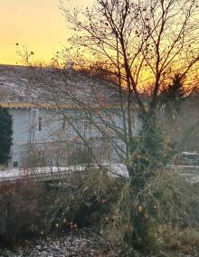 Am Ende eines wunderschönen Sonnentages mitten im Dezember; im Bild ist die Nachbar-Niedrigenergiehaus-Zeile, mit Gründach. So ein grünes Dach hat die Passivhauszeile auch. 
